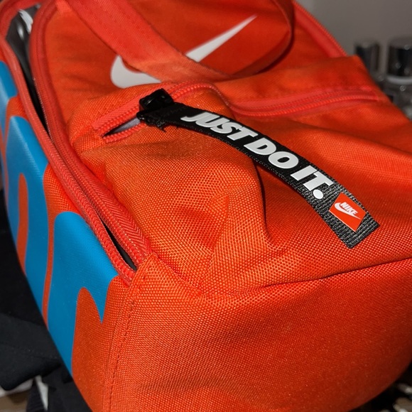 Like new Nike lunchbox orange and blue big nice zipper on front - Picture 8 of 8
